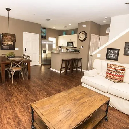 Beautiful 4-Bedroom House Near Disney